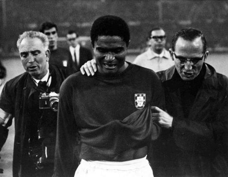 Le lacrime di Eusebio dopo la sconfitta in semifinale al Mondiale del 1966 del suo Portogallo contro l&#39;Inghilterra. A Wembley la Nazionale di casa si impose per 2-1. Ap 